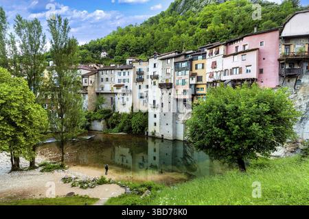 Pont en Royans. Häuser, die über dem Fluss La Bourne hängen. Isere. Auvergne-Rhone-Alpes. Regionaler Naturpark Vercors. Frankreich Stockfoto
