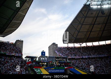 BERLIN, DEUTSCHLAND - 14. JULI 2024: Das Olympiastadion Berlin war beim Spiel zur UEFA EURO 2024 voll. Fans wehen Flaggen unter dem legendären Dach und den historischen Türmen auf su Stockfoto