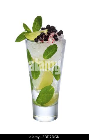 Schwarze Johannisbeere Eis cocktail mit Limette und Minze isoliert auf weißem Hintergrund Stockfoto