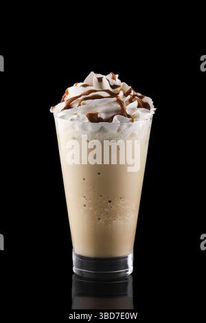 Karamell Milchshake isoliert auf schwarzem Hintergrund Stockfoto