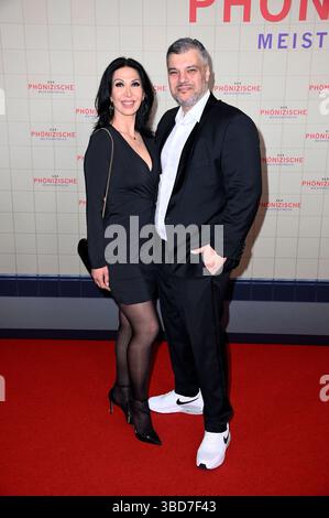 Imad Mardnli mit Ehefrau Samia Mardnli bei der Premiere des Kinoflims 'der phönizische Meisterstreich' im Delphi-Filmpalast. Berlin, 22.05.2025 Stockfoto