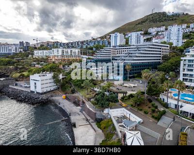 Funchal, Portugal - 9. Juni 2024: Hotels in Enotel Lido und Pestana Promenade im Lido-Viertel der Stadt Funchal auf Madeira Stockfoto