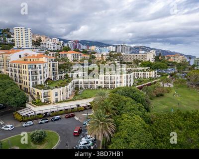 Funchal, Portugal - 9. Juni 2024: Porto Mare und die Residence Hotels in der Lido-Gegend von Funchal, Madeira Island Stockfoto