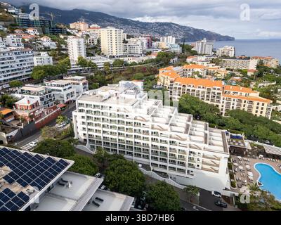 Funchal, Portugal - 9. Juni 2024: Hotel Melia Madeira Mare im Lido-Viertel der Stadt Funchal, Hauptstadt der Insel Madeira Stockfoto