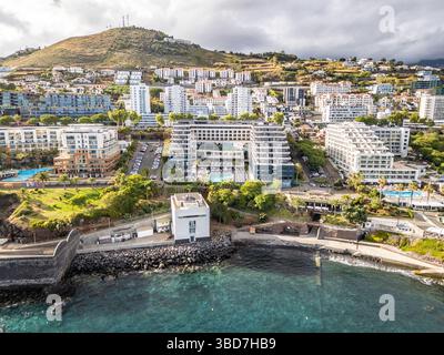 Funchal, Portugal - 9. Juni 2024: Enotel Lido und andere Hotels im Lido-Viertel der Stadt Funchal, Hauptstadt der Insel Madeira Stockfoto