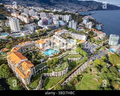 Funchal, Portugal - 9. Juni 2024: Hotels in Porto Mare und Eden Mar im Lido der Stadt Funchal auf Madeira Stockfoto