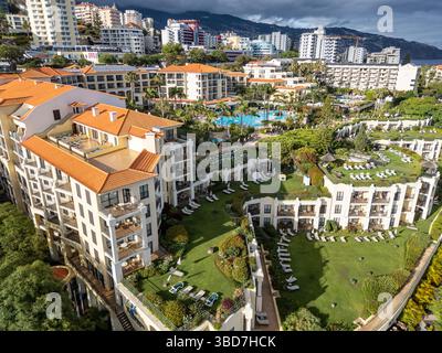Funchal, Portugal - 9. Juni 2024: Porto Mare und die Residence Hotels in Lido der Stadt Funchal, Hauptstadt der Insel Madeira Stockfoto