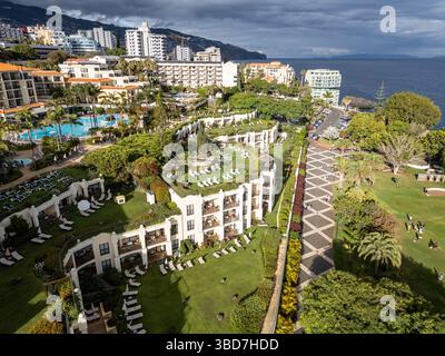 Funchal, Portugal - 9. Juni 2024: Porto Mare und die Residence Hotels in Lido der Stadt Funchal, Hauptstadt der Insel Madeira Stockfoto