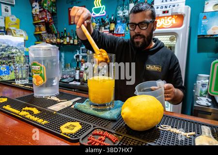 Santana, Portugal - 10. Juni 2024: Barkeeper bereitet traditionelle Poncha-Getränke in einer Bar Zeca auf Santana, Insel Madeira zu Stockfoto