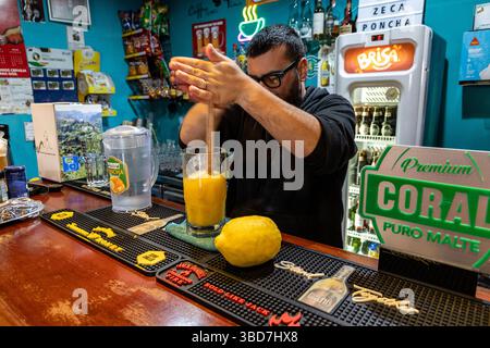 Santana, Portugal - 10. Juni 2024: Barkeeper bereitet traditionelle Poncha-Getränke in einer Bar Zeca auf Santana, Insel Madeira zu Stockfoto