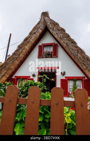 Santana, Portugal - 10. Juni 2024: Traditionelles Haus namens Casa de Colmo in der Gemeinde Santana, Madeira Stockfoto