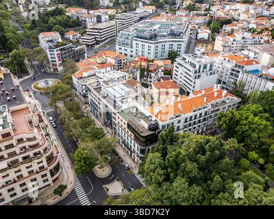 Drohnenfoto der Arriaga Avenue mit Rotunda do Infante Brunnen am Kreisverkehr in Funchal, Madeira, Portugal Stockfoto