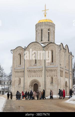 Wladimir, Russland - 5. Januar 2025: Eine Gruppe von Touristen befindet sich vor der Kathedrale des Heiligen Demetrius. Es wurde 1197 fertiggestellt Stockfoto