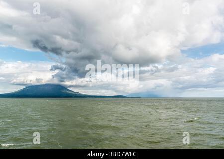 Blick vom Nicaragua-See auf den Vulkan Concepcion (links) und den vulkan Maderas (rechts) mit schweren Wolken um den Gipfel. Nicaragua. Stockfoto
