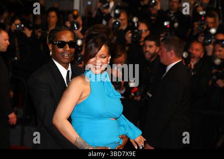 Mai 2025, Cannes, Frankreich: A$AP ROCKY, 36, auf dem regnerischen Teppich, der seine Buh RIHANNA, 37, mit Bauch, mit dem Kinn auf ihrer Schulter auf der „Montée des Marches“. Die schwangere Barbadian Billionaire-Sängerin, Schauspielerin und Geschäftsfrau zeigte ihr wachsendes Baby in einem elektrischen blauen Kleid mit strategischen Ausschnitten und einer Halskleite am Hals und ihren Styling-Partner American Rapper in schwarzem Anzug, schwarzen Ray-Bans und einem ganzen Set Grillz zur Premiere des Spike-Regie-Films Premiere von „Höchst 2 Lost“, in dem er gegenüber Denzel Co-Stars spielte. Montag, 7. Tag des 78. Jahres C Stockfoto