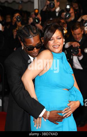Mai 2025, Cannes, Frankreich: A$AP ROCKY, 36, auf dem regnerischen Teppich, der seine Buh RIHANNA, 37, mit Bauch, mit dem Kinn auf ihrer Schulter auf der „Montée des Marches“. Die schwangere Barbadian Billionaire-Sängerin, Schauspielerin und Geschäftsfrau zeigte ihr wachsendes Baby in einem elektrischen blauen Kleid mit strategischen Ausschnitten und einer Halskleite am Hals und ihren Styling-Partner American Rapper in schwarzem Anzug, schwarzen Ray-Bans und einem ganzen Set Grillz zur Premiere des Spike-Regie-Films Premiere von „Höchst 2 Lost“, in dem er gegenüber Denzel Co-Stars spielte. Montag, 7. Tag des 78. Jahres C Stockfoto