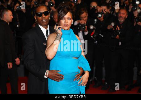 Mai 2025, Cannes, Frankreich: A$AP ROCKY, 36, auf dem regnerischen Teppich, der seine Buh RIHANNA, 37, mit Bauch, mit dem Kinn auf ihrer Schulter auf der „Montée des Marches“. Die schwangere Barbadian Billionaire-Sängerin, Schauspielerin und Geschäftsfrau zeigte ihr wachsendes Baby in einem elektrischen blauen Kleid mit strategischen Ausschnitten und einer Halskleite am Hals und ihren Styling-Partner American Rapper in schwarzem Anzug, schwarzen Ray-Bans und einem ganzen Set Grillz zur Premiere des Spike-Regie-Films Premiere von „Höchst 2 Lost“, in dem er gegenüber Denzel Co-Stars spielte. Montag, 7. Tag des 78. Jahres C Stockfoto