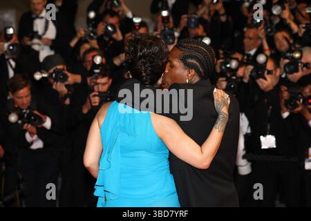 Mai 2025, Cannes, Frankreich: A$AP ROCKY, 36, auf dem regnerischen Teppich, der seine Buh RIHANNA, 37, mit Bauch, mit dem Kinn auf ihrer Schulter auf der „Montée des Marches“. Die schwangere Barbadian Billionaire-Sängerin, Schauspielerin und Geschäftsfrau zeigte ihr wachsendes Baby in einem elektrischen blauen Kleid mit strategischen Ausschnitten und einer Halskleite am Hals und ihren Styling-Partner American Rapper in schwarzem Anzug, schwarzen Ray-Bans und einem ganzen Set Grillz zur Premiere des Spike-Regie-Films Premiere von „Höchst 2 Lost“, in dem er gegenüber Denzel Co-Stars spielte. Montag, 7. Tag des 78. Jahres C Stockfoto