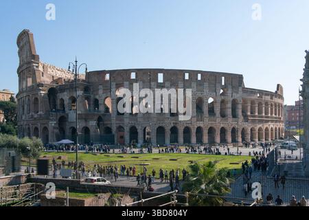 Blick vom palatin auf das Kolosseum (Kolosseo, Anfiteatro Flavio) in Rom, Italien Stockfoto