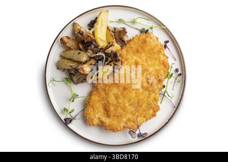 Lecker Schnitzel in Panade mit gebratenen Kartoffeln, Zwiebeln und Pilze Stockfoto