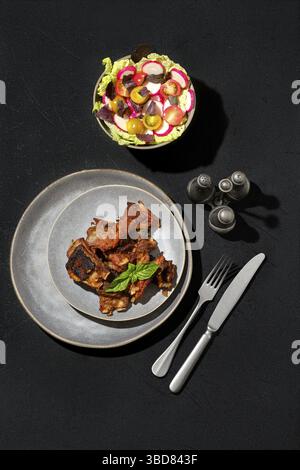 Blick von oben auf marinierte Lammrippen, die im Ofen gebacken wurden Stockfoto