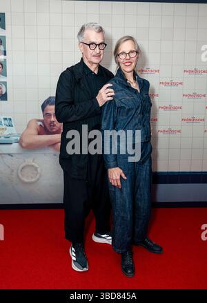 Das phönizische Schema Berlin Premiere Wim Wenders und seine Frau Donata Wenders bei der Berliner Premiere von Wes Andersons das phönizische Schema im Delphi Filmpalast. *** Das phönizische Schema Berlin Premiere Wim Wenders und seine Frau Donata Wenders bei der Berliner Premiere von Wes Andersons das phönizische Schema im Delphi Filmpalast Copyright: XEVENTPRESSxJeremyxKnowlesx Stockfoto