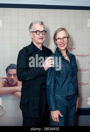 Das phönizische Schema Berlin Premiere Wim Wenders und seine Frau Donata Wenders bei der Berliner Premiere von Wes Andersons das phönizische Schema im Delphi Filmpalast. *** Das phönizische Schema Berlin Premiere Wim Wenders und seine Frau Donata Wenders bei der Berliner Premiere von Wes Andersons das phönizische Schema im Delphi Filmpalast Copyright: XEVENTPRESSxJeremyxKnowlesx Stockfoto