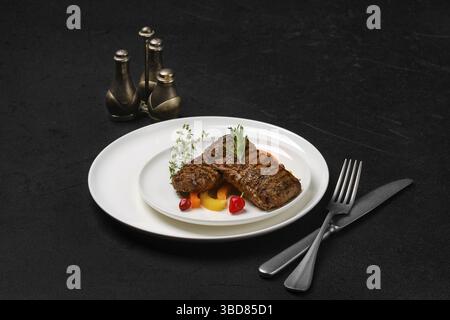 Zwei gegrillte Steaks auf einem Teller Stockfoto