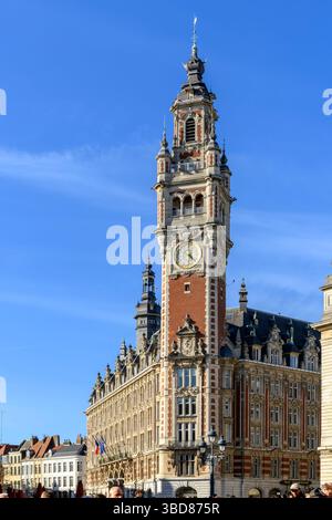 Der beeindruckende Glockenturm der Handelskammer (Beffroi de la Chambre de Commerce de Lille) erhebt sich über den größten Teil der Stadt Lille in Nordfrankreich. Stockfoto