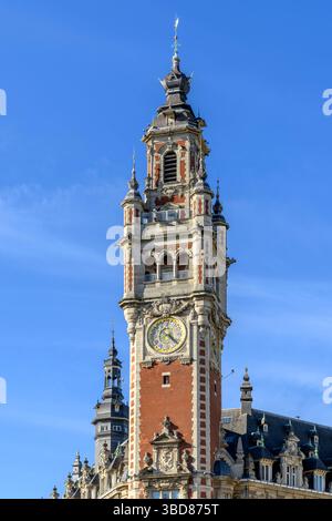 Der beeindruckende Glockenturm der Handelskammer (Beffroi de la Chambre de Commerce de Lille) erhebt sich über den größten Teil der Stadt Lille in Nordfrankreich. Stockfoto