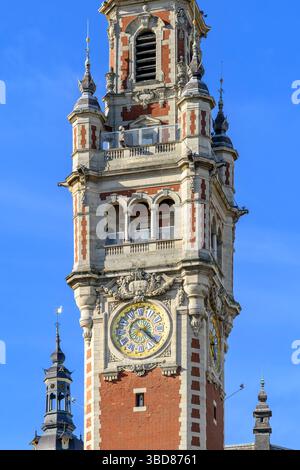 Der beeindruckende Glockenturm der Handelskammer (Beffroi de la Chambre de Commerce de Lille) erhebt sich über den größten Teil der Stadt Lille in Nordfrankreich. Stockfoto