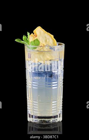 Kalte Birnenlimonade isoliert auf schwarzem Hintergrund Stockfoto
