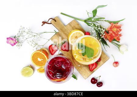 Zwei Weingläser mit reifem Obst und Beeren Cocktails. Ansicht von oben Stockfoto