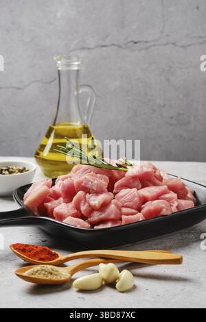 Nahaufnahme von rohem Schweinegulasch mit Gewürzen Stockfoto