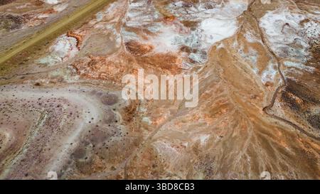 Luftaufnahme abstrakter augenähnlicher Mineralmuster im Wüstengelände Stockfoto