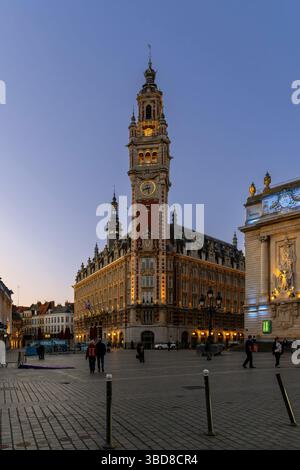 Abendliche Aufnahme des atemberaubenden Glockenturms der Handelskammer (Beffroi de la Chambre de Commerce de Lille), der sich über der Stadt Lille Frankreich erhebt. Stockfoto