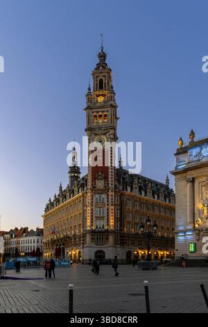 Abendliche Aufnahme des atemberaubenden Glockenturms der Handelskammer (Beffroi de la Chambre de Commerce de Lille), der sich über der Stadt Lille Frankreich erhebt. Stockfoto