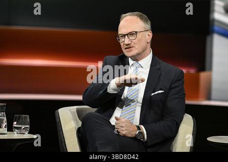 Lars Feld Ökönom 05/25 her Lars Feld am 21. Mai 2025 in Markus Lanz , ZDF TV Fernsehen Talkshow Talkshow Talk Show Deutschland deutsch deutscher Mann Wirtschaftswissenschaftler Wissenschaftler Wirtschaftswissenschaftler quer halb sitzend sprechend gestikuliert *** Lars Feld Ökönom 05 25 Ihr Lars Feld am 21. Mai 2025 in Markus Lanz , ZDF TV Talk Show Talk Show Deutschland deutscher Mann Wirtschaftswissenschaftler deutscher Wirtschaftswissenschaftler Wirtschaftswissenschaftler deutscher Wirtschaftswissenschaftler Wirtschaftswissenschaftler Wirtschaftswissenschaftler Quersitzend Wirtschaftswissenschaftler Wirtschaftswissenschaftler Quersitzend Wirtschaftswissenschaftler Quersitzend Stockfoto