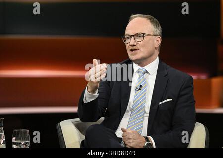 Lars Feld Ökönom 05/25 her Lars Feld am 21. Mai 2025 in Markus Lanz , ZDF TV Fernsehen Talkshow Talkshow Talk Show Deutschland deutsch deutscher Mann Wirtschaftswissenschaftler Wissenschaftler Wirtschaftswissenschaftler quer halb sitzend sprechend gestikuliert *** Lars Feld Ökönom 05 25 Ihr Lars Feld am 21. Mai 2025 in Markus Lanz , ZDF TV Talk Show Talk Show Deutschland deutscher Mann Wirtschaftswissenschaftler deutscher Wirtschaftswissenschaftler Wirtschaftswissenschaftler deutscher Wirtschaftswissenschaftler Wirtschaftswissenschaftler Wirtschaftswissenschaftler Quersitzend Wirtschaftswissenschaftler Wirtschaftswissenschaftler Quersitzend Wirtschaftswissenschaftler Quersitzend Stockfoto