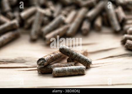 Holzpellets Auf Hölzernem Hintergrund Stockfoto
