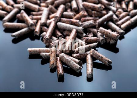 Holzpellets Auf Reflektierendem Boden Stockfoto