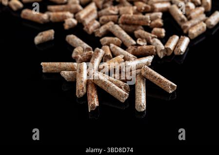 Holzpellets auf schwarzem Hintergrund Stockfoto