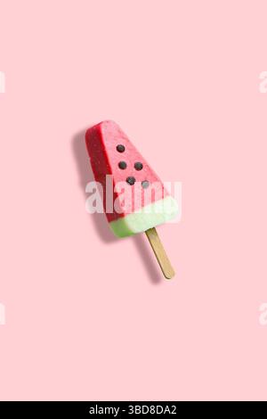 Wassermelonen-Eis-Isolat auf rosa Hintergrund Stockfoto