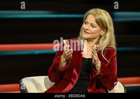 Kristina Dunz Journalistin 05/25 Ihre Kristina Dunz am 21. Mai 2025 in Markus Lanz , ZDF TV Fernsehen Talkshow Talkshow Show Deutschland deutsch deutsche Frau Journalismus Autorin Journalistin Autorin quer halb sitzend lächelnd sprechend gestikuliert *** Kristina Dunz Journalistin 05 25 Ihre Kristina Dunz am 21. Mai 2025 in Markus Lanz , ZDF TV Talk Show Talk Show Stockfoto