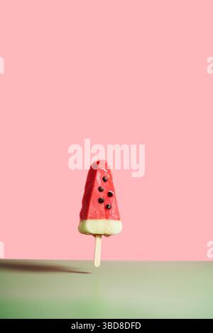 Wassermelonen-Eis-Isolat auf rosa Hintergrund Stockfoto