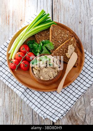 Brot mit Pastete, Zwiebeln und Tomaten Stockfoto
