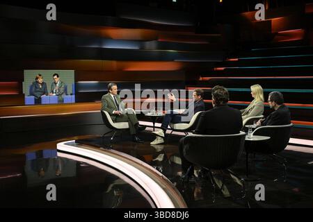 Talkrunde bei Markus Lanz , ZDF 05/25 her Markus Lanz, Karl-Theodor zu Guttenberg, Florian Flade, Sonja Alvarez und Jochem Marotzke v.li. Am 22. Mai 2025 in Markus Lanz , ZDF Aufzeichnung vom 21. Mai auf Monitor Bildschirm Angela Merkel mit Guttenberg TV Fernsehen Talkshow Talkshow Talkshow Deutschland deutsch deutscher Mann Männer Frau Ex ehemalige Politiker CSU Minister Unternehmer Unternehmensberater Journalistin Politologin Autorin Redakteurin Wirtschaftswoche Politologin Politikwissenschaftlerin Ãlvarez Meteorologe Klimaforscher Meereskundler Wissenschaftler Italien italienisch Stockfoto