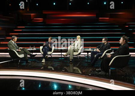 Talkrunde bei Markus Lanz , ZDF 05/25 her Markus Lanz, Karl-Theodor zu Guttenberg, Sonja Alvarez, Jochem Marotzke und Florian Flade v.li. Am 22. Mai 2025 in Markus Lanz , ZDF Aufzeichnung vom 21. Mai TV Fernsehen Talkshow Talkshow Deutschland deutsch deutscher deutscher Mann Männer Frau Ex ehemaliger Politiker CSU Minister Unternehmer Unternehmensberater Journalistin Politologin Autorin Redakteurin Wirtschaftswoche Politologin Politikwissenschaftlerin Ãlvarez Meteorologe Klimaforscher Meereskundler Wissenschaftler Italien italienisch italienisch-deutscher Moderator Fotog Stockfoto