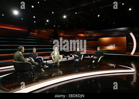 Talkrunde bei Markus Lanz , ZDF 05/25 her Markus Lanz, Karl-Theodor zu Guttenberg, Sonja Alvarez, Jochem Marotzke und Florian Flade v.li. Am 22. Mai 2025 in Markus Lanz , ZDF Aufzeichnung vom 21. Mai TV Fernsehen Talkshow Talkshow Deutschland deutsch deutscher deutscher Mann Männer Frau Ex ehemaliger Politiker CSU Minister Unternehmer Unternehmensberater Journalistin Politologin Autorin Redakteurin Wirtschaftswoche Politologin Politikwissenschaftlerin Ãlvarez Meteorologe Klimaforscher Meereskundler Wissenschaftler Italien italienisch italienisch-deutscher Moderator Fotog Stockfoto