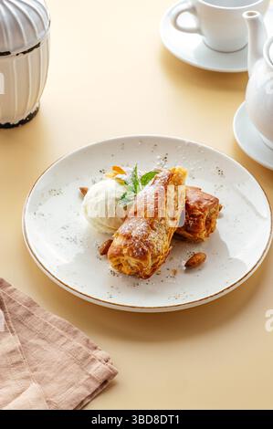 Eis und Gebäck Dessert Stockfoto